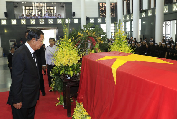 ▲▼ 越南國家主席陳大光21日病逝，政府26、27日日舉行國葬，各國領袖代表前來致意。圖為柬埔寨首相洪森（Hun Sen）。（圖／路透）
