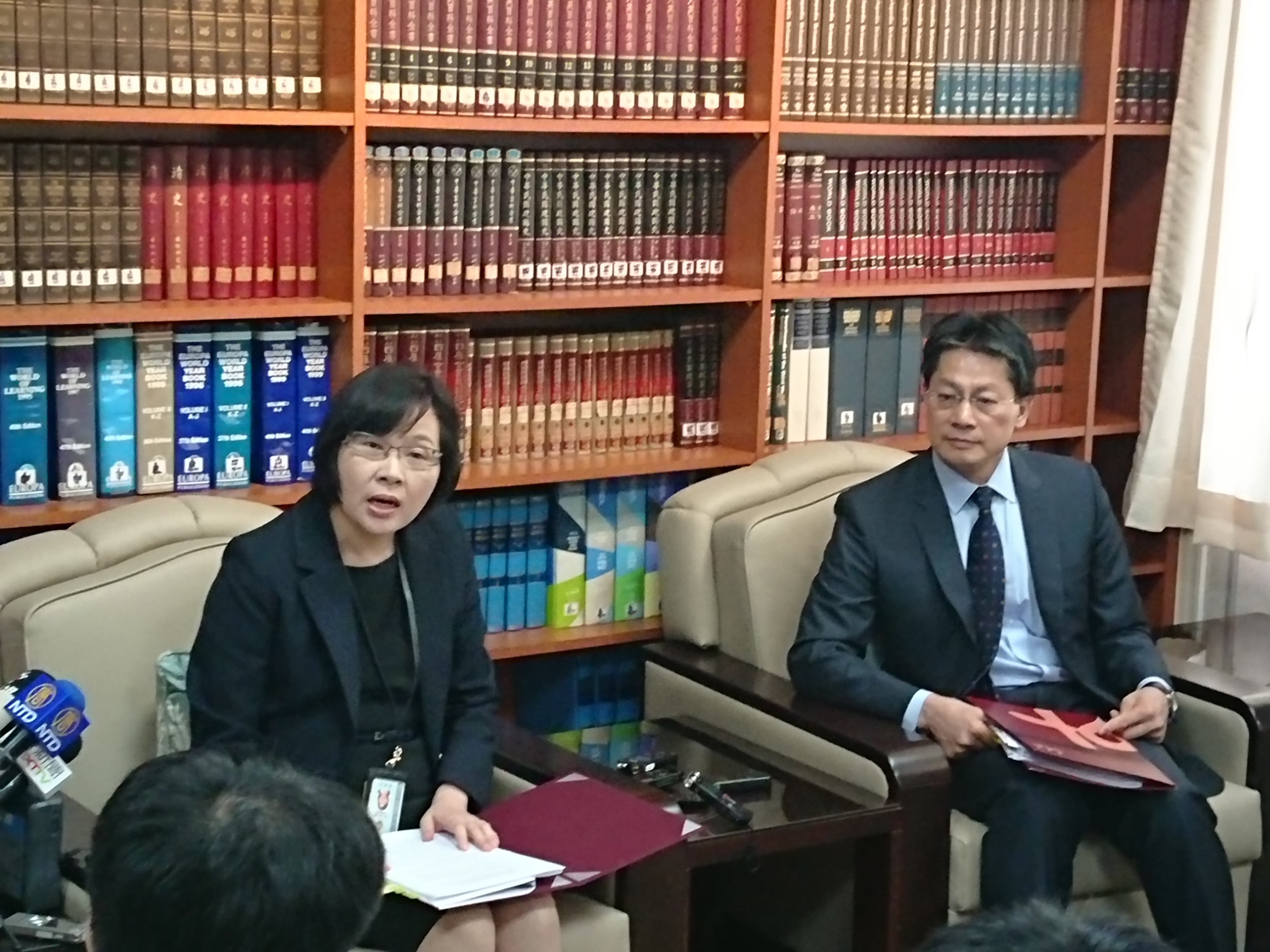 ▲台灣日本關係協會秘書長張淑玲（左）。（圖／記者翁嫆琄攝）