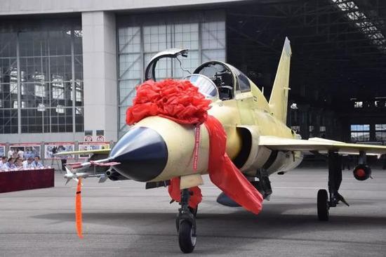 完成總裝工作出廠的FT-2000G「神鷹」，該機以教練-9G為基礎研製，主打低價外貿市場，被稱為貴飛「地表最強魔改米格-21」。（圖／翻攝自新浪軍事）