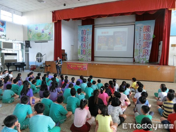 ▲台南市警婦幼警察隊受邀至仁德區仁德國小，向5、6年級全體師生約300人，進行有關性侵害、性騷擾防治與預防犯罪宣導。（圖／警方提供）