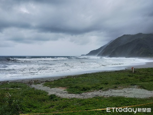 ▲▼受潭美颱風外圍環流影響，東北角海域已出現長浪，東北角風景區管理處關閉相關水域至30日，請民眾注意。（圖／記者游芳男攝，下同）