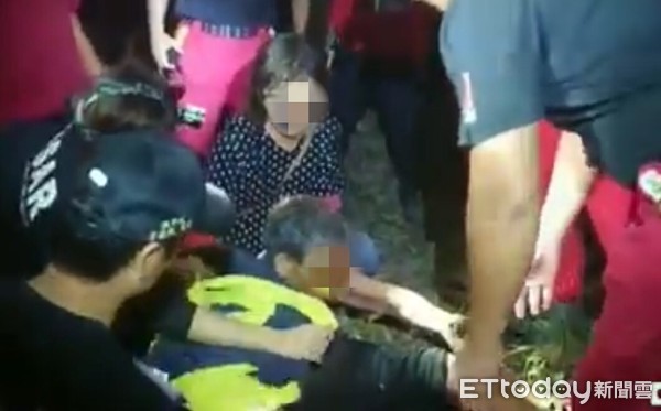 ▲▼受困深溝17小時的85歲老婦人順利獲救。（圖／記者宋德威翻攝，下同）