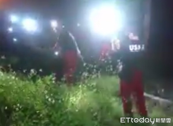 ▲▼受困深溝17小時的85歲老婦人順利獲救。（圖／記者宋德威翻攝，下同）