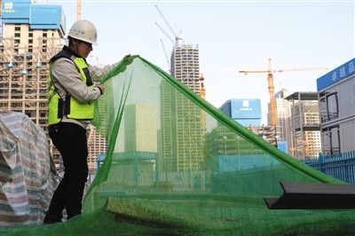 ▲▼今年2月，中國鐵物大廈專案工地配備網眼更細密的防塵網，有助更好控制揚塵污染。（圖／翻攝自新京報）