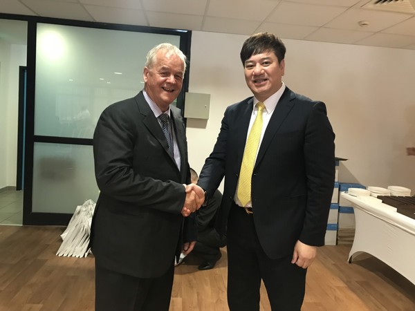 ▲中華民國競技飛鏢總會創辦人創辦人郭金耀(右)與主席Buddy Barloletta。（圖／中華民國競技飛鏢總會提供）