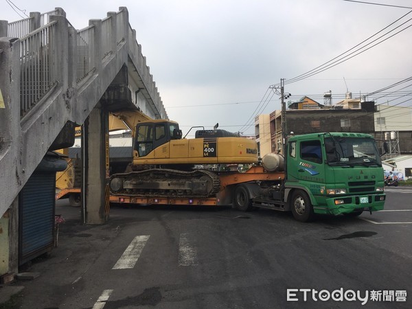 ▲屏東潮州曳引車卡陸橋。（圖／記者陳崑福翻攝）