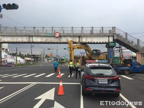 ▲屏東潮州曳引車卡陸橋。（圖／記者陳崑福翻攝）