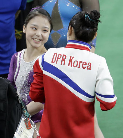 ▲▼    南韓體操選手李恩珠（右）與北韓洪恩貞在2016年里約奧運合影，留下歷史性一刻         。（圖／達志影像／美聯社）