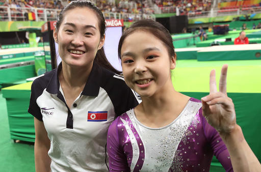 ▲▼    南韓體操選手李恩珠（右）與北韓洪恩貞在2016年里約奧運合影，留下歷史性一刻         。（圖／達志影像／美聯社）