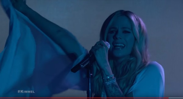 艾薇兒（Avril Lavigne）《Head Above Water》。（圖／翻攝自YouTube／Jimmy Kimmel Live）