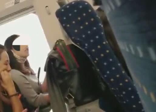 ▲▼女子在高鐵車廂內大聲聊天，還辱罵乘務員調侃乘警。（圖／成都晚報）