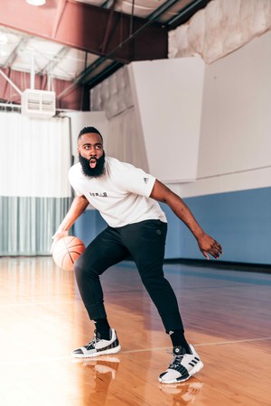 ▲.adidas攜手NBA MVP球星James Harden，推出第三代個人簽名鞋款Harden Vol.3。（圖／品牌提供）