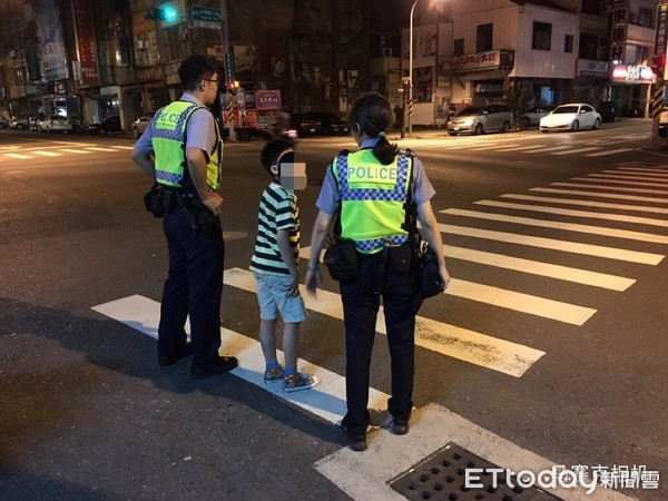 ▲台南市警二分局民權所長郭若萱、警員陳科志，將迷途的10歲邱姓男童帶回警所安置，連絡男童母親平安領回。（圖／記者林悅翻攝）