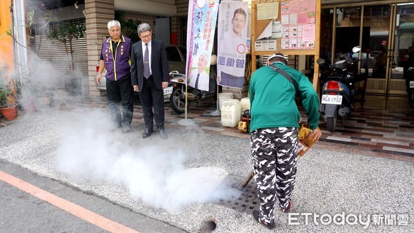 ▲台南紡織公司及南紡購物中心主動出擊，捐贈東光關懷弱勢福利促進協會3萬元，協助里內購買滅蚊藥劑噴藥滅蚊。（圖／南紡提供，下同）