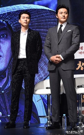 張東健（右）、炫彬為主演的古裝殭屍片《屍落之城》出席製作報告會，分享首次合作的心情。