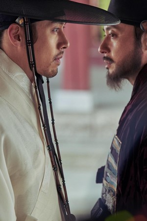 炫彬（左）、張東健在《屍落之城》中有許多對峙衝突場面。（車庫娛樂提供）