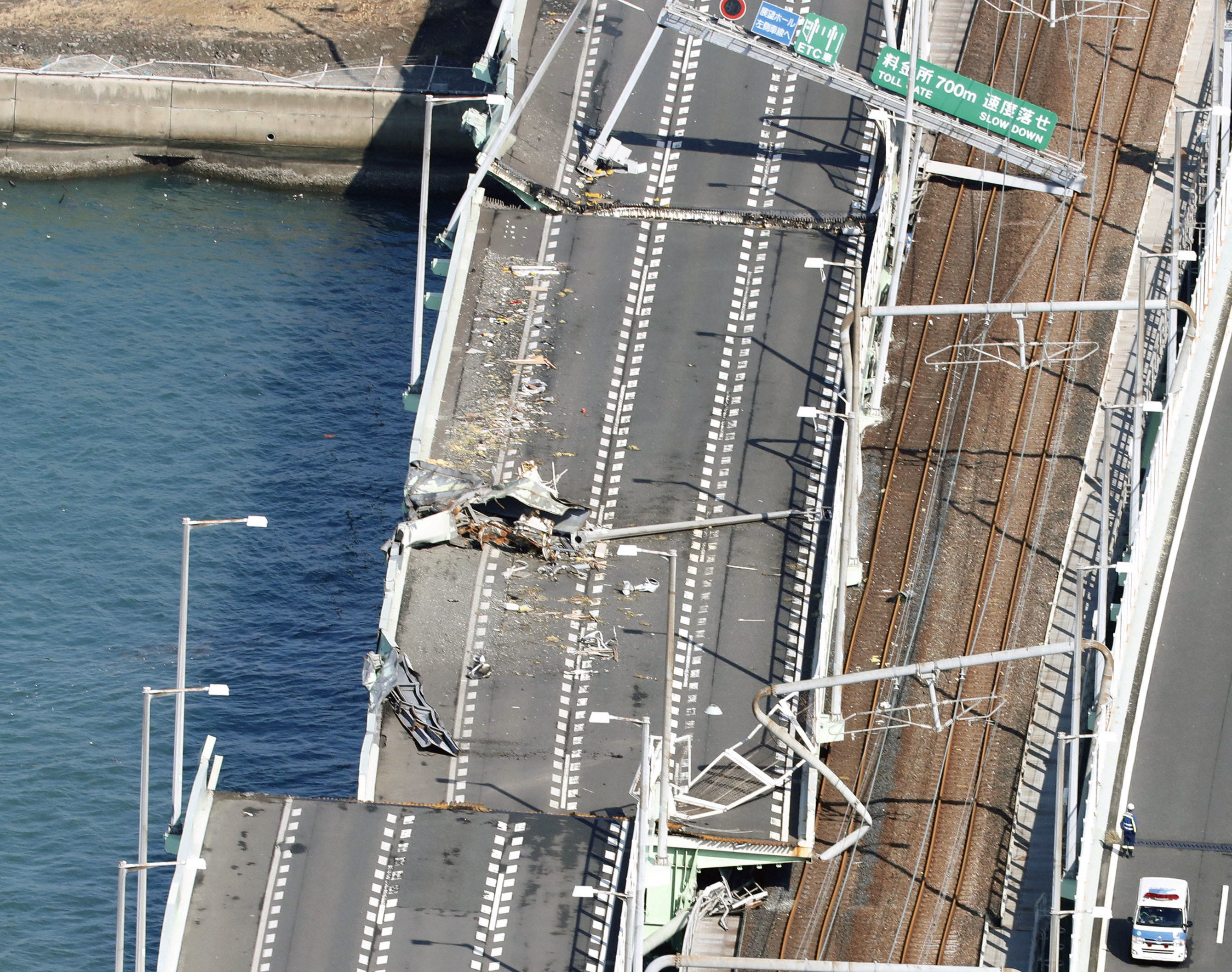 ▲關西機場遭「燕子」颱風侵襲，2591噸重的油輪撞毀聯截橋梁。（圖／路透社）