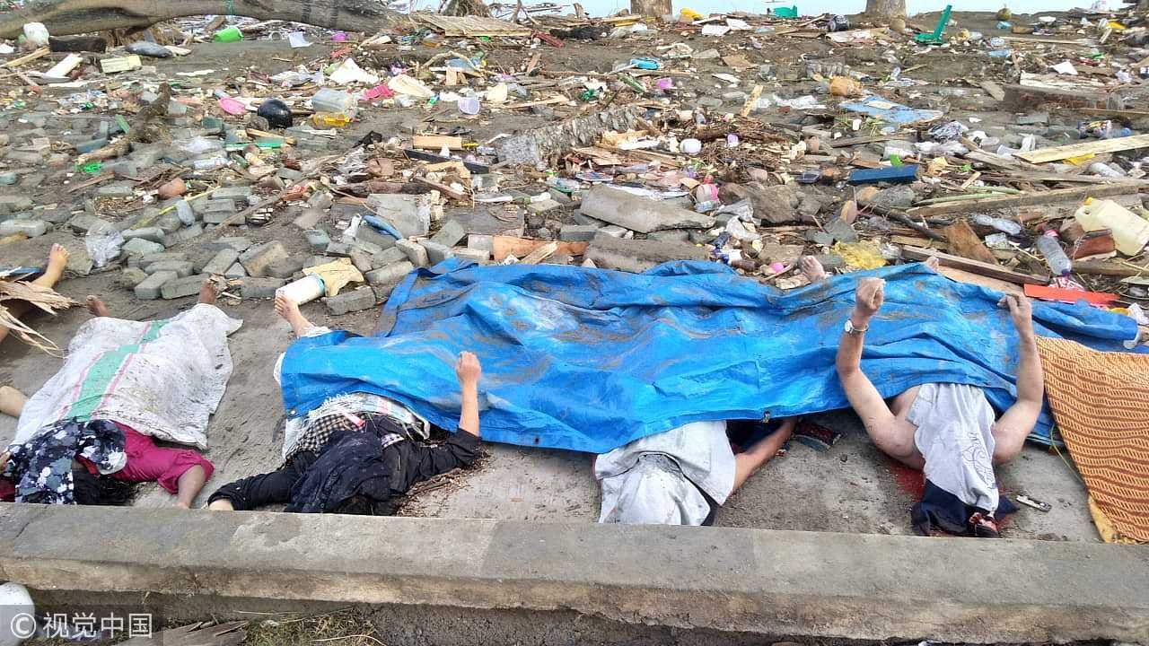 ▲印尼3米高海嘯沖垮屋舍　強震至少30死！海水退後驚見「遺體遍地」。（圖／CFP）