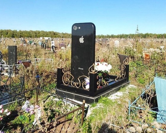 ▲▼俄羅斯烏法市墓園出現iPhone造型墓碑。（圖／翻攝自vk）