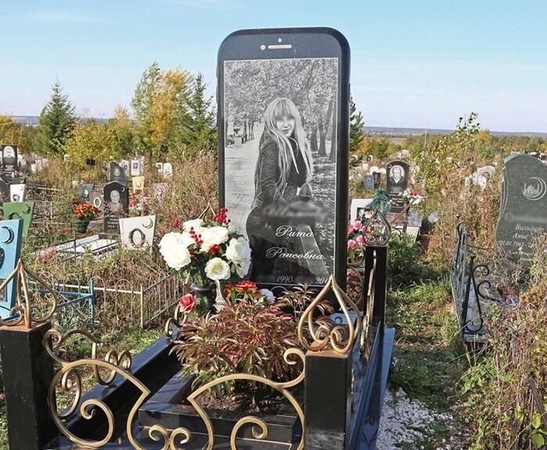 ▲▼俄羅斯烏法市墓園出現iPhone造型墓碑。（圖／翻攝自vk）