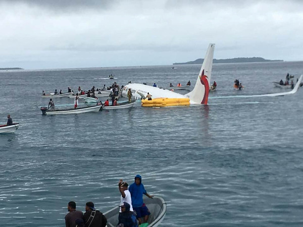 ▲▼新幾內亞航空降落密克羅尼西亞墜海。（圖／路透）