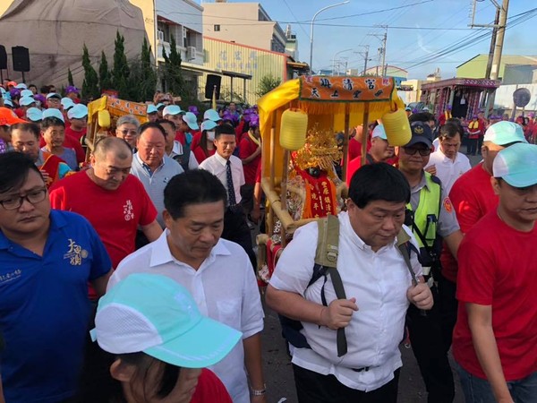 ▲▼接駕打起來！顏清標親背媽祖　信徒面「霸氣開訓」：恩怨到此。（圖／翻攝大甲鎮瀾宮、豐原鎮清宮）