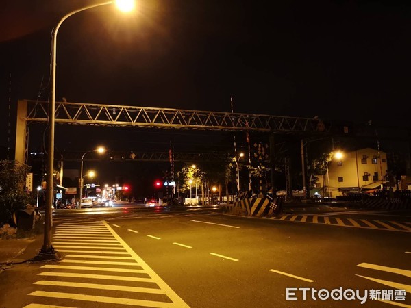 ▲▼快訊／台南「東豐路平交道」深夜故障！現場車輛回堵：至少半小時。（圖／記者洪正達攝）