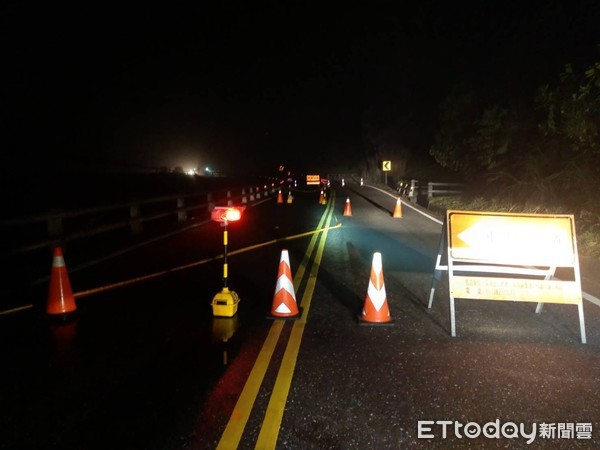 ▲台11線東部海岸公路61.5k花蓮縣豐濱鄉人定勝天路段路基掏空，全線封路。 （圖／公路總局提供，下同）