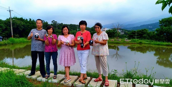 ▲ 樂天社區傳承農村手藝 八成居民會做「黑豆手工醬油」。（圖／新北市農業局提供）