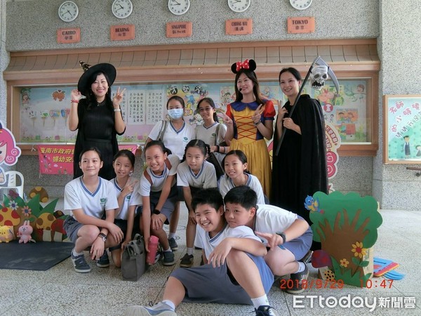 ▲台南市警局婦幼警察隊表演「白雪公主怎麼了？！」創意反毒行動劇，宣導毒品防制。（圖／警方提供） 