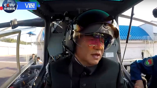 中國國家主席習近平視察陸軍第79集團軍，親自登上直-10武裝直升機，佩戴專用頭盔，嘗試操控機載武器及觀瞄系統。（圖／翻攝自央視）