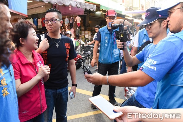 ▲▼盧秀燕到向上市場掃街拜票，蔣萬安擔綱直播小編及半日幕僚，幫盧拉抬人氣。（圖／盧秀燕服務處提供）