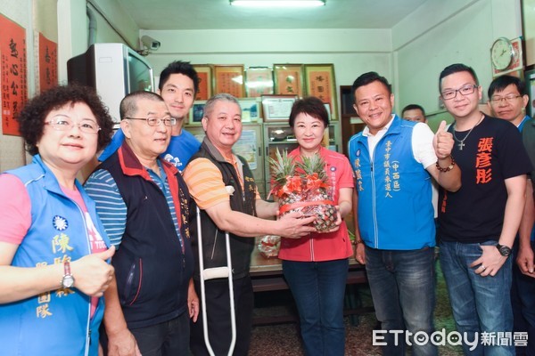 ▲▼盧秀燕到向上市場掃街拜票，蔣萬安擔綱直播小編及半日幕僚，幫盧拉抬人氣。（圖／盧秀燕服務處提供）