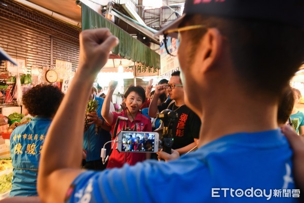 ▲▼盧秀燕到向上市場掃街拜票，蔣萬安擔綱直播小編及半日幕僚，幫盧拉抬人氣。（圖／盧秀燕服務處提供）