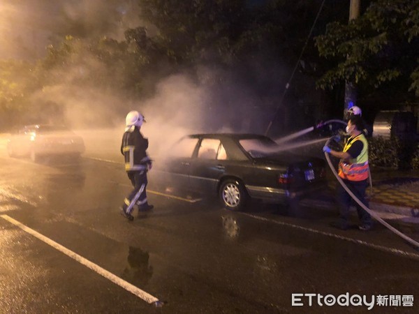 ▲▼台中西屯黎明路與市政南一路口火燒車，發現焦屍一具。（圖／記者莊智勝翻攝）