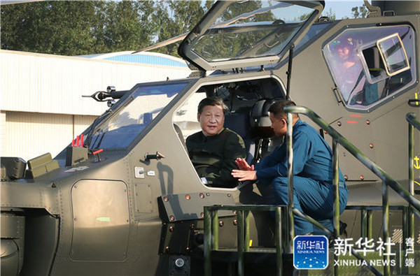 習近平視察解放軍陸軍第79集團軍，期間登上中國自製直-10武裝直升機，親自操控機載武器及觀瞄系統。（圖／翻攝自新華社）