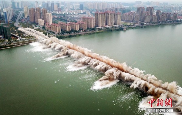 江西省吉安市贛江大橋成功實施爆破，短短幾秒內，將近1600米的大橋轟然崩塌，場面極為壯觀。（圖／翻攝自中新網）