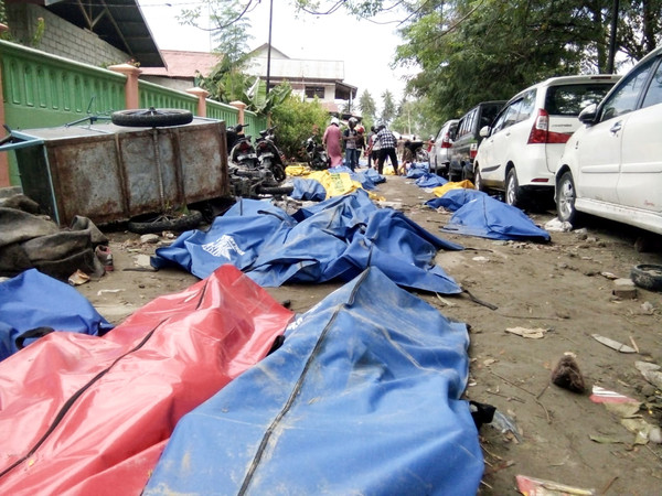 ▲印尼地震海嘯，遍地都是屍體。（圖／路透社）