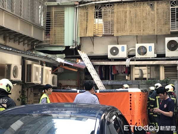 ▲▼    從八樓墜落至一樓遮雨棚         。（圖／記者黃彥傑攝）