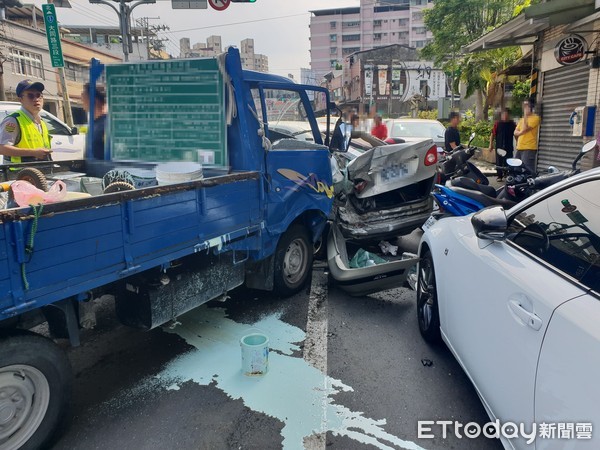 ▲▼何姓貨車駕駛因使用手機未注意前方停等車輛，造成連環追撞意外。（圖／記者張君豪攝）