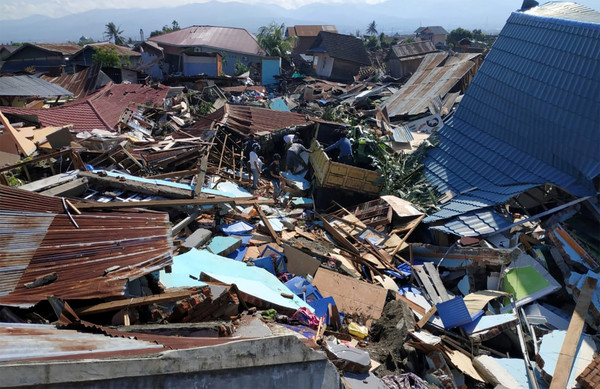 ▲印尼帕盧強震後一片混亂。（圖／路透）