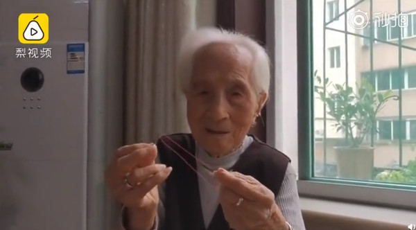 ▲▼韓秀英高齡105歲還能穿針引線。（圖／翻攝自梨視頻）
