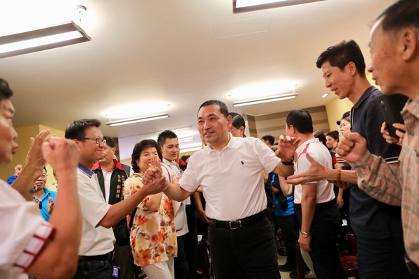 ▲▼侯友宜為新店區競選總部幹部授證             。（圖／侯辦提供）