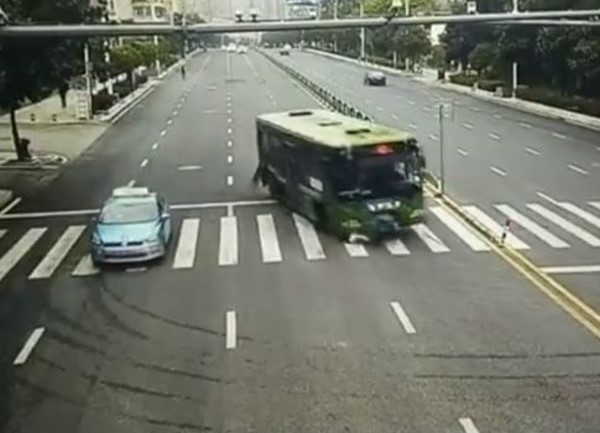 衝斑馬線和公車比誰快，長髮女翻滾兩圈捲車底活活輾斃。（圖／翻攝自梨視頻）