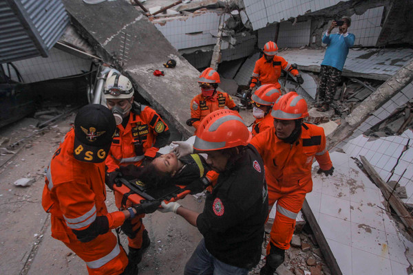 ▲▼ 印尼遭受強震海嘯侵襲，奪走1200條人命，政府10月1日請求國際援助。（圖／路透） 