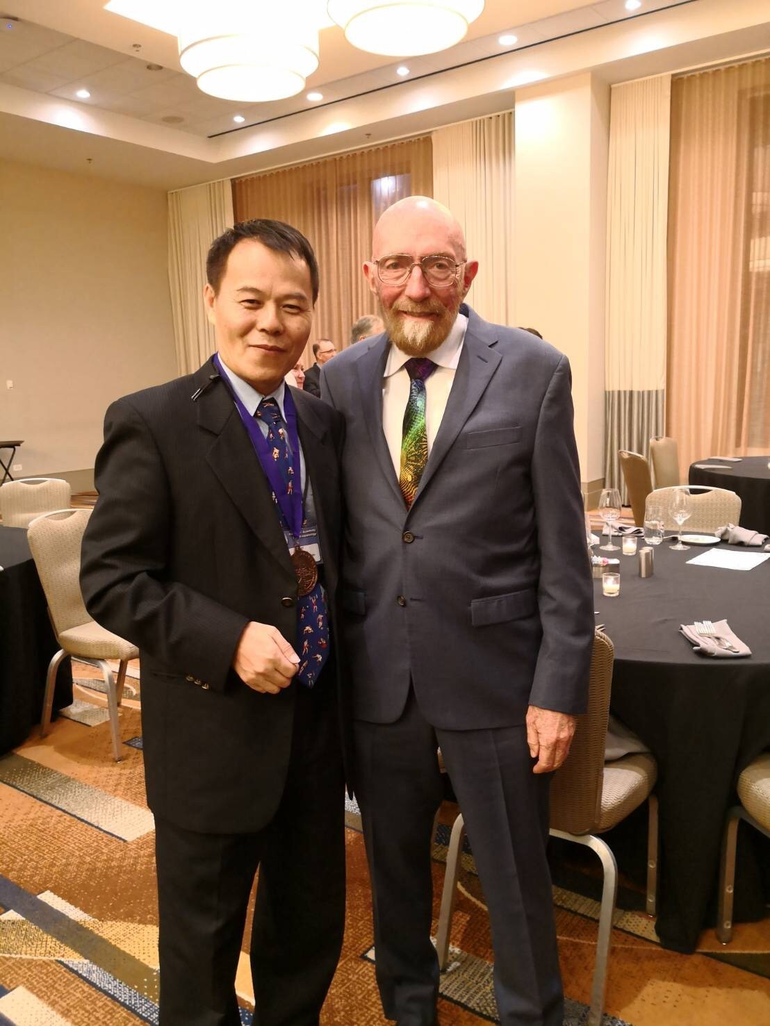 ▲美國國家人體運動學院本屆唯一華人院士洪聰敏(左)，與2017年諾貝爾理獎得主Tip S. Thorne合照(右)。（圖／台師大提供）