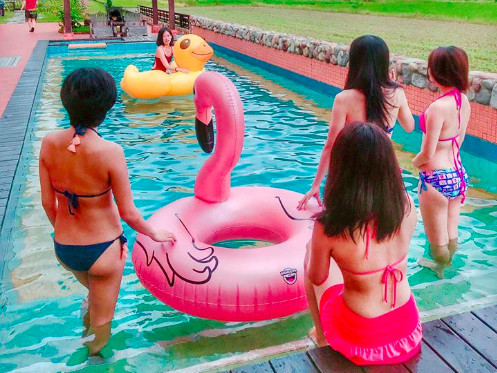 ▲▼三五好友一起在池邊戲水，是米卡洛最受歡迎的休閒活動。（圖／記者陳建竹攝）