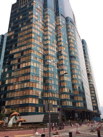 ▲香港的摩天大樓玻璃被颱風吹破，暫時用木板擋住。（圖／翻攝自爆廢公社）