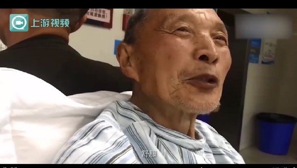 ▲▼87歲老翁醫院等檢查 兒子女婿輪當「人肉靠墊」             。（圖／翻攝自重慶晨報）