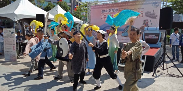 ▲ 2018淡水環境藝術節 千人踩街藝遊淡水。（圖／記者郭世賢翻攝）